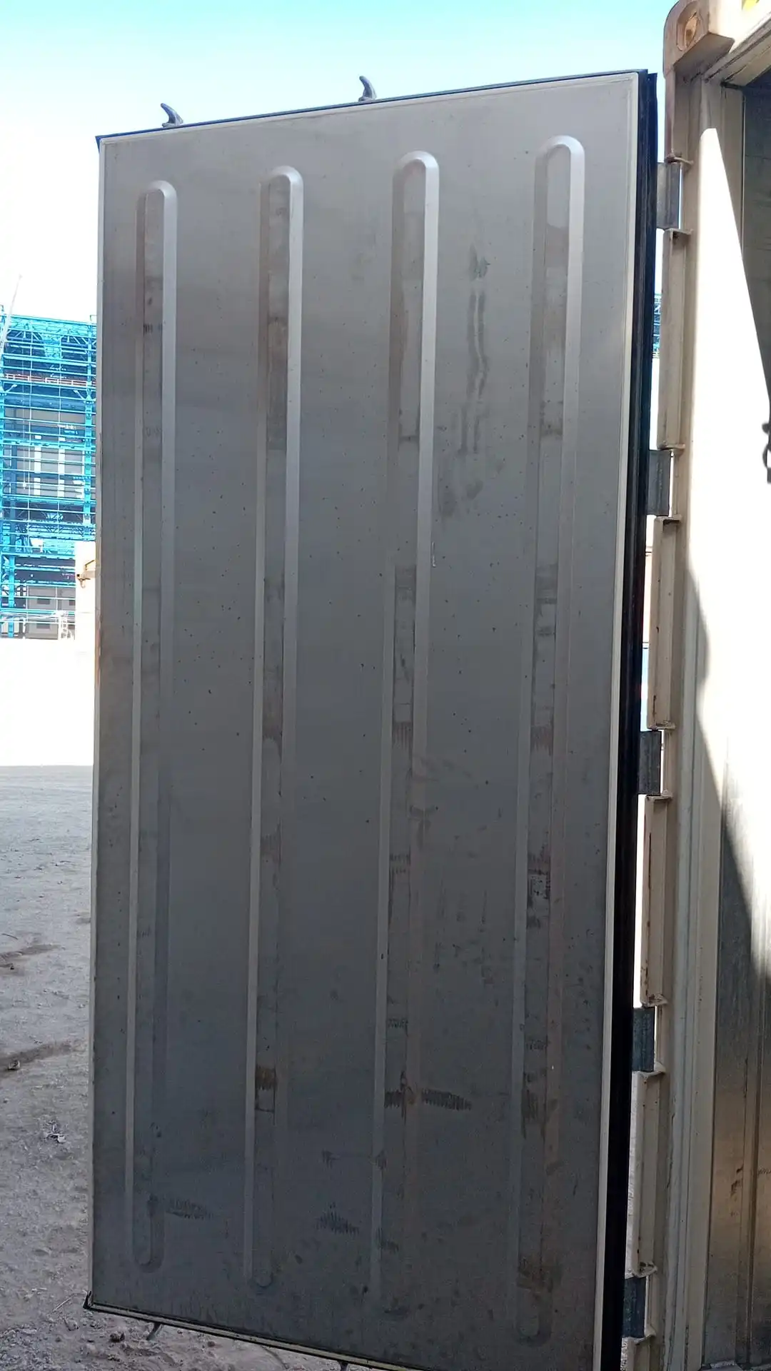 Açık reefer konteyner kapısının iç yüzeyi